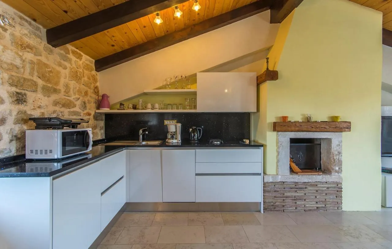 Villa Meri Kadumi 0*,  Croácia